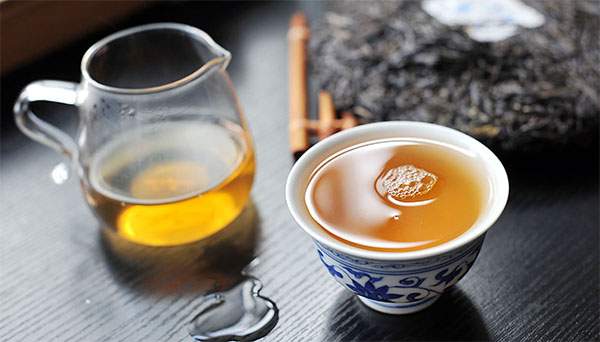 为何普洱新茶的刺激性会比较大、猛烈呢？